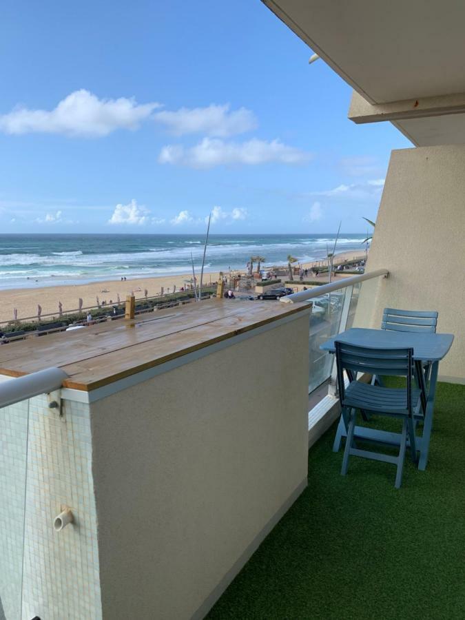 Front De Apartment