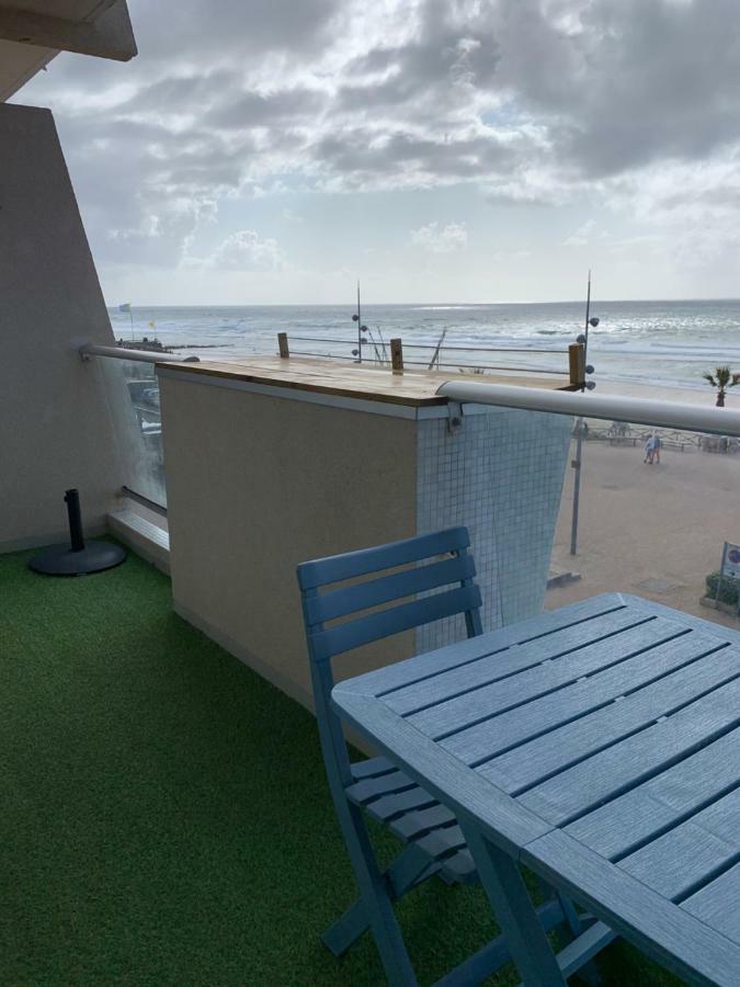 Apartment Front De *